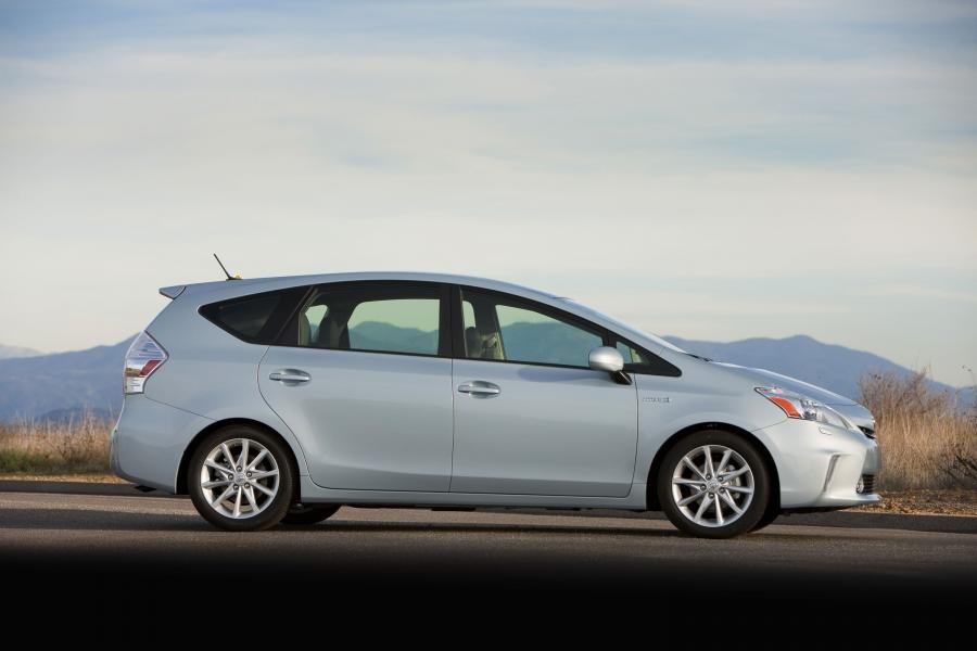  Toyota Prius V 2011 года  (фото 25 из 208)